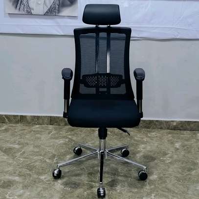 Highback mesh office chair image 4