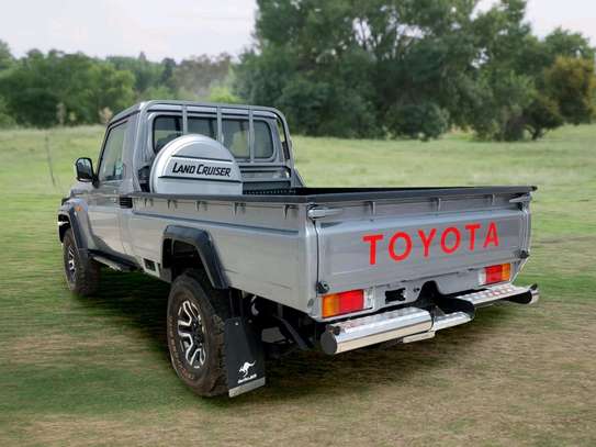 Toyota land cruiser pick up image 2