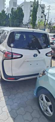 Toyota Sienta white hybrid 2019 image 7