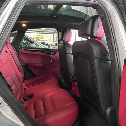 Porsche macan Turbo 2018 sunroof image 8