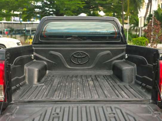 Toyota hilux double cub image 9
