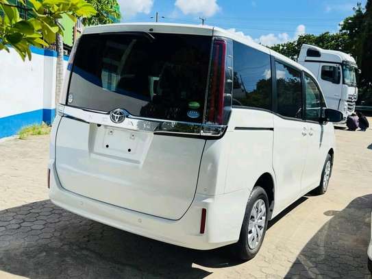 Toyota Noah 2018 image 8