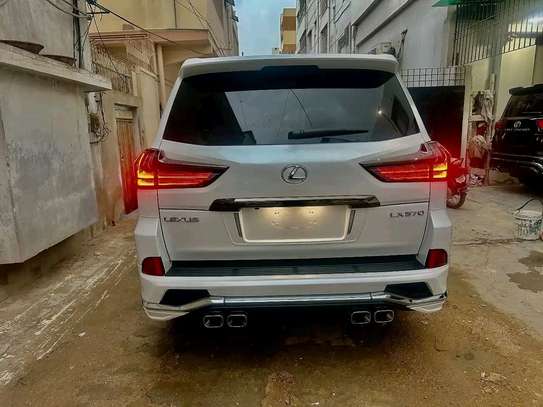 Lexus lx570 image 7