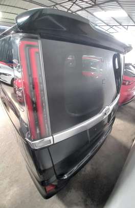 Toyota noah image 7