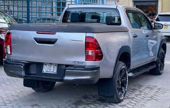 Toyota Hilux Double Cabin silver 2019 image 10