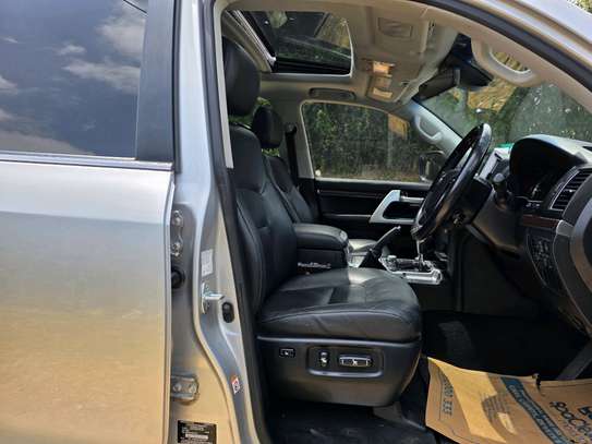2019 Toyota land cruiser Sahara image 8