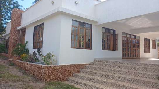 BEACH VILLA FOR SALE IN DIANI image 4