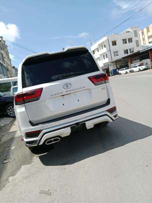 Toyota land cruiser v8 image 4
