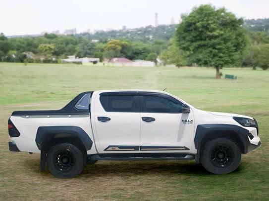 Toyota hilux double cub image 8