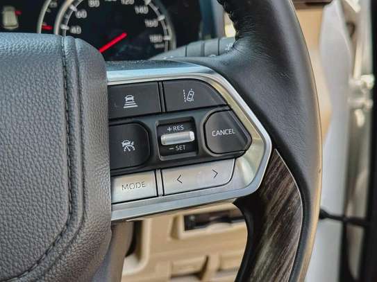 Toyota land cruiser Zx Sunroof 2022 image 8