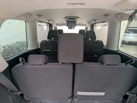 Nissan Serena epower White 2018 image 4