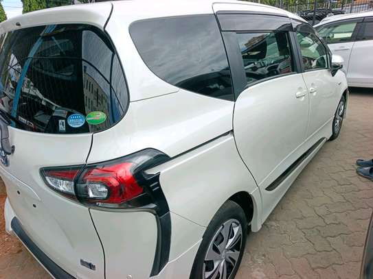 Toyota Sienta hybrid image 7