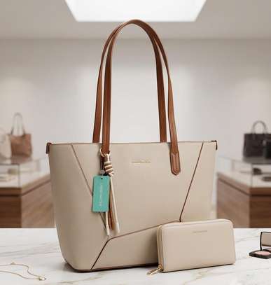 Elegant Brown Leather Tote Bag with Matching Wallet image 3