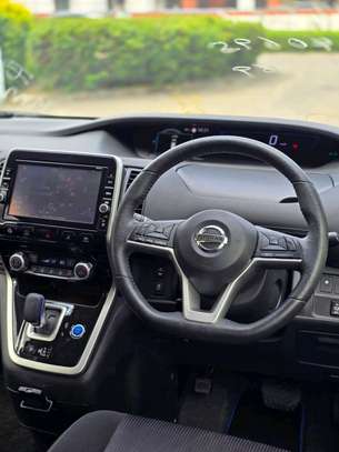 Nissan  serena empower image 6