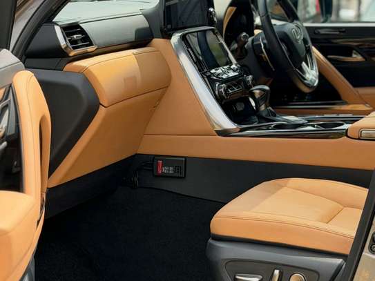 2022 Lexus LX600 image 16