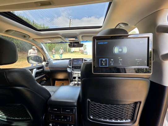 2019 Toyota land cruiser Sahara image 4