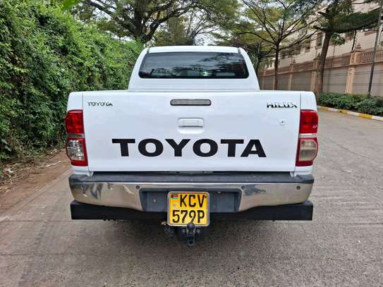 TOYOTA HILUX DOUBLE CAB MANUAL 2011 MODEL image 2