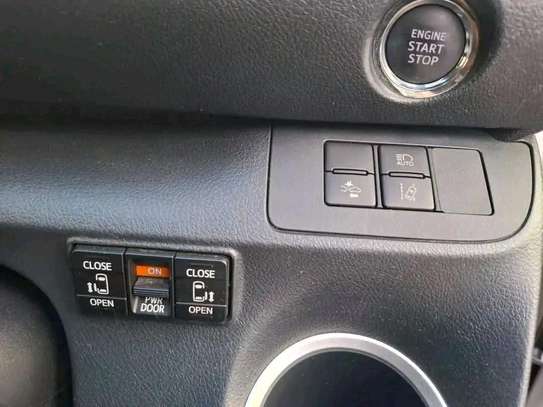 Toyota sienta pearl white image 12