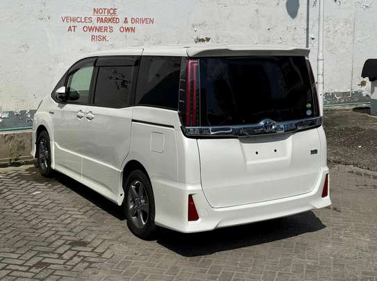 White Minivan with Modern Grille & Roomy Interior  2019 image 10