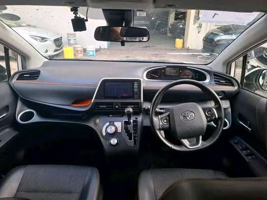 Toyota sienta pearl white image 3