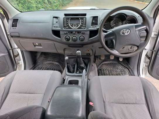 TOYOTA HILUX DOUBLE CAB MANUAL 2011 MODEL image 7