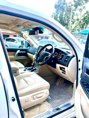 Toyota Land cruiser 4.6 V8 ZX 2017 model white fully loaded image 4