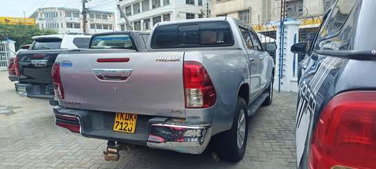 Toyota Hilux Double cabin Silver 2016 Used image 10