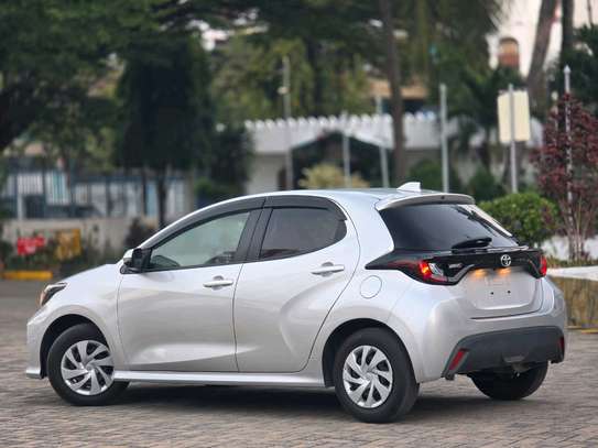 Toyota yaris. Silver image 4