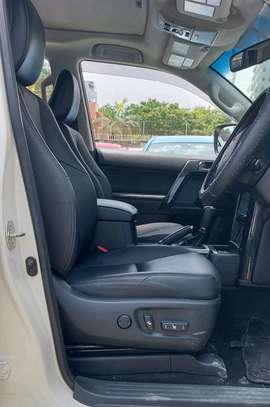 Honda CR-V White color 2018 model fully loaded image 5