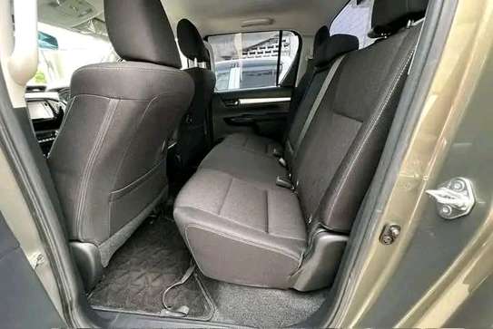 Toypta hilux double cabin image 3