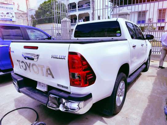 Toyota Hilux double cabin white 2017 diesel 4wd image 9