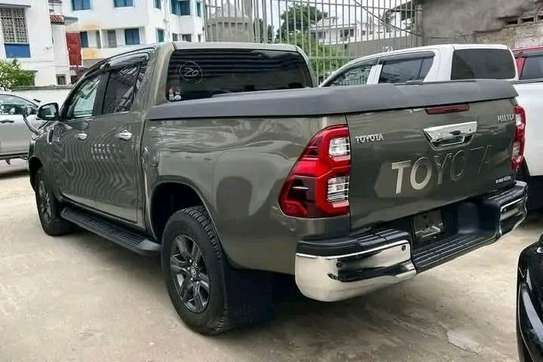 Toypta hilux double cabin image 6