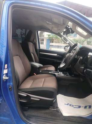 Toyota hilux double cub image 5