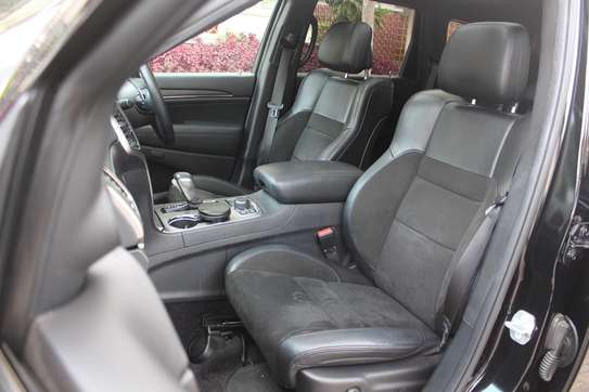 Jeep Grand Cherokee Black Leather Sunroof 2019 75,000 Kms image 7
