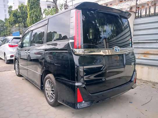 Toyota Noah WEB hybrid image 4
