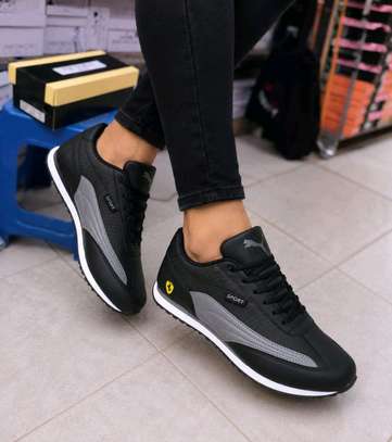 Ladies sneakers image 6