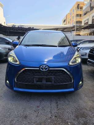 Toyota sienta hybrid image 5