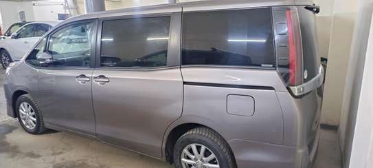 Toyota Noah gold 2018 image 4