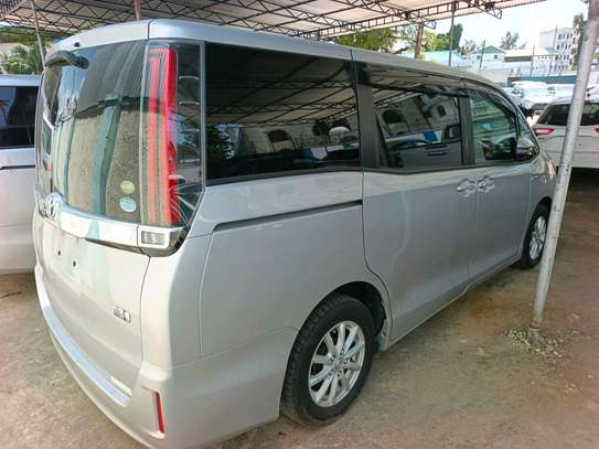 Toyota Noah hybrid image 12