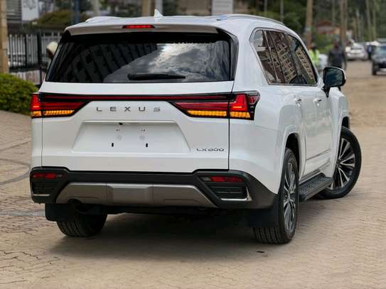 2020 Lexus LX600 image 9