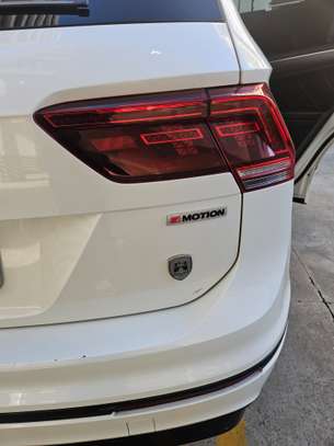 Sunroof Volkswagen Tiguan R-Line 4-Motion image 8