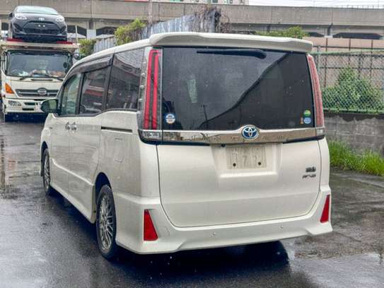 Toyota Noah hybrid white wxB 2019 image 13