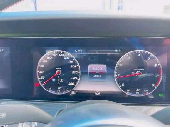 Mercedes Benz E200 image 4
