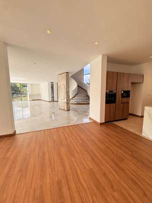 5 Bed House with En Suite in Nyari image 2