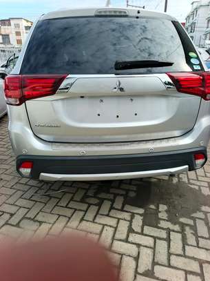 Mitsubishi outlander silver. 7seater image 4