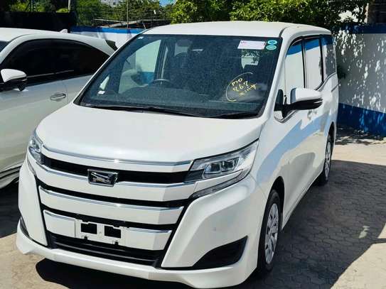 Toyota Noah 2018 image 3
