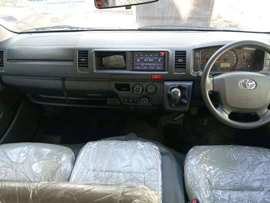 TOYOTA HIACE 9L COMMUTER 2019MODEL MANUAL DIESEL image 3