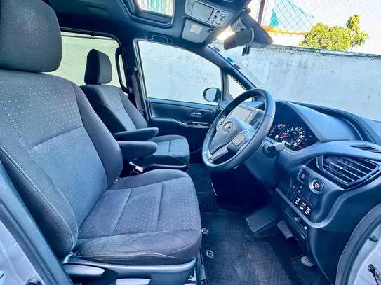 Toyota Noah sunroof image 6
