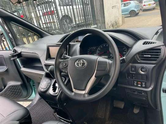 Toyota Noah green image 3