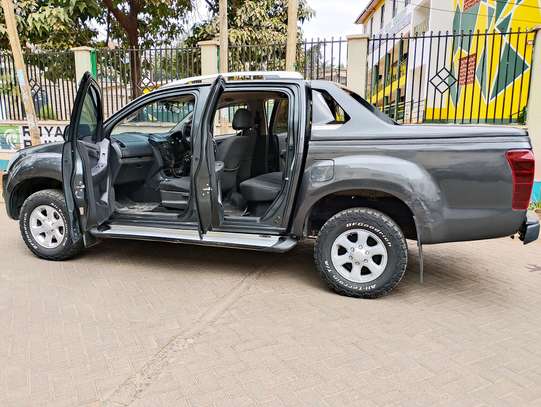 Isuzu Pickup Truck Black Durable Reliable image 5